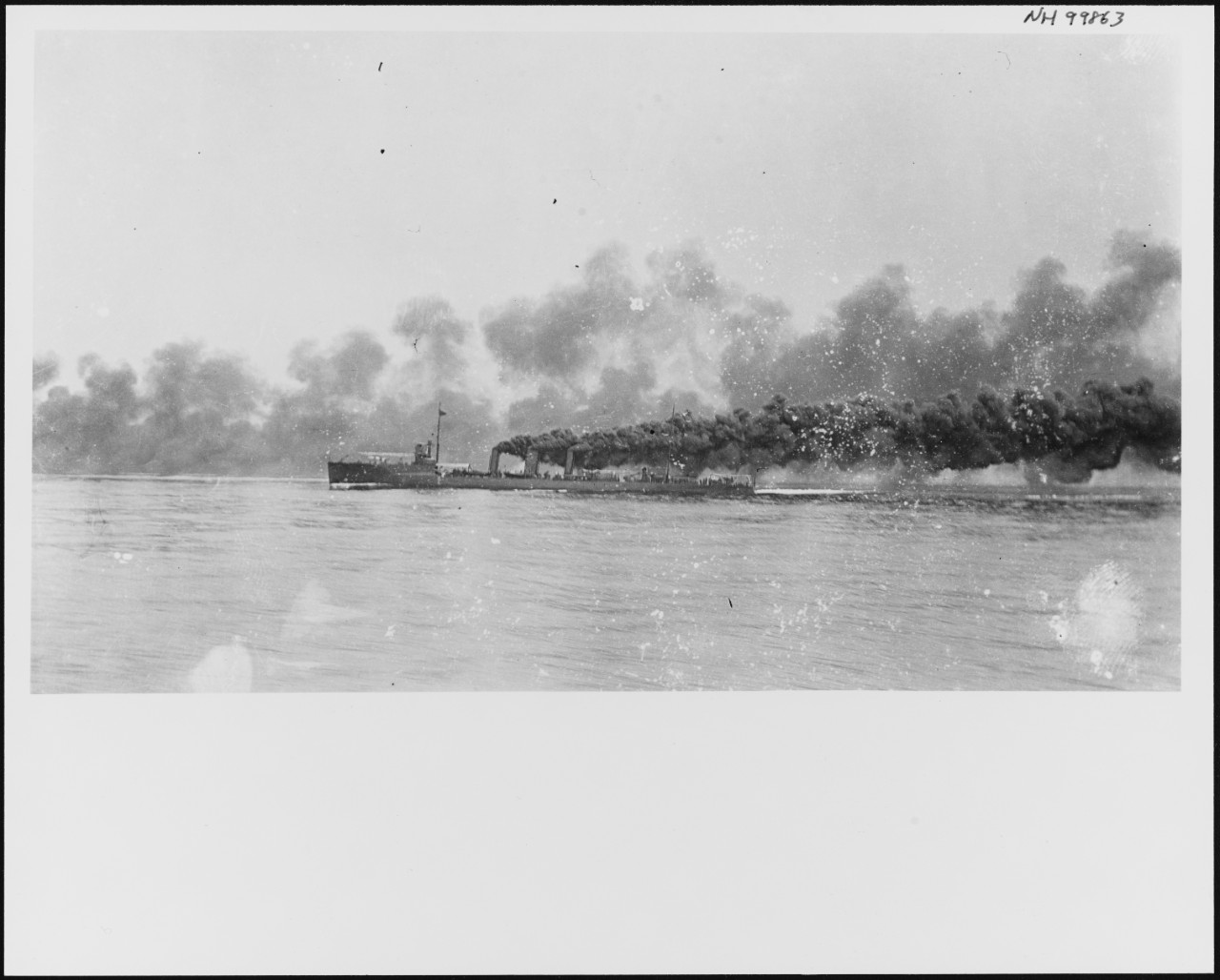 Photo #: NH 99863  Destroyer laying a smoke screen, circa 1914
