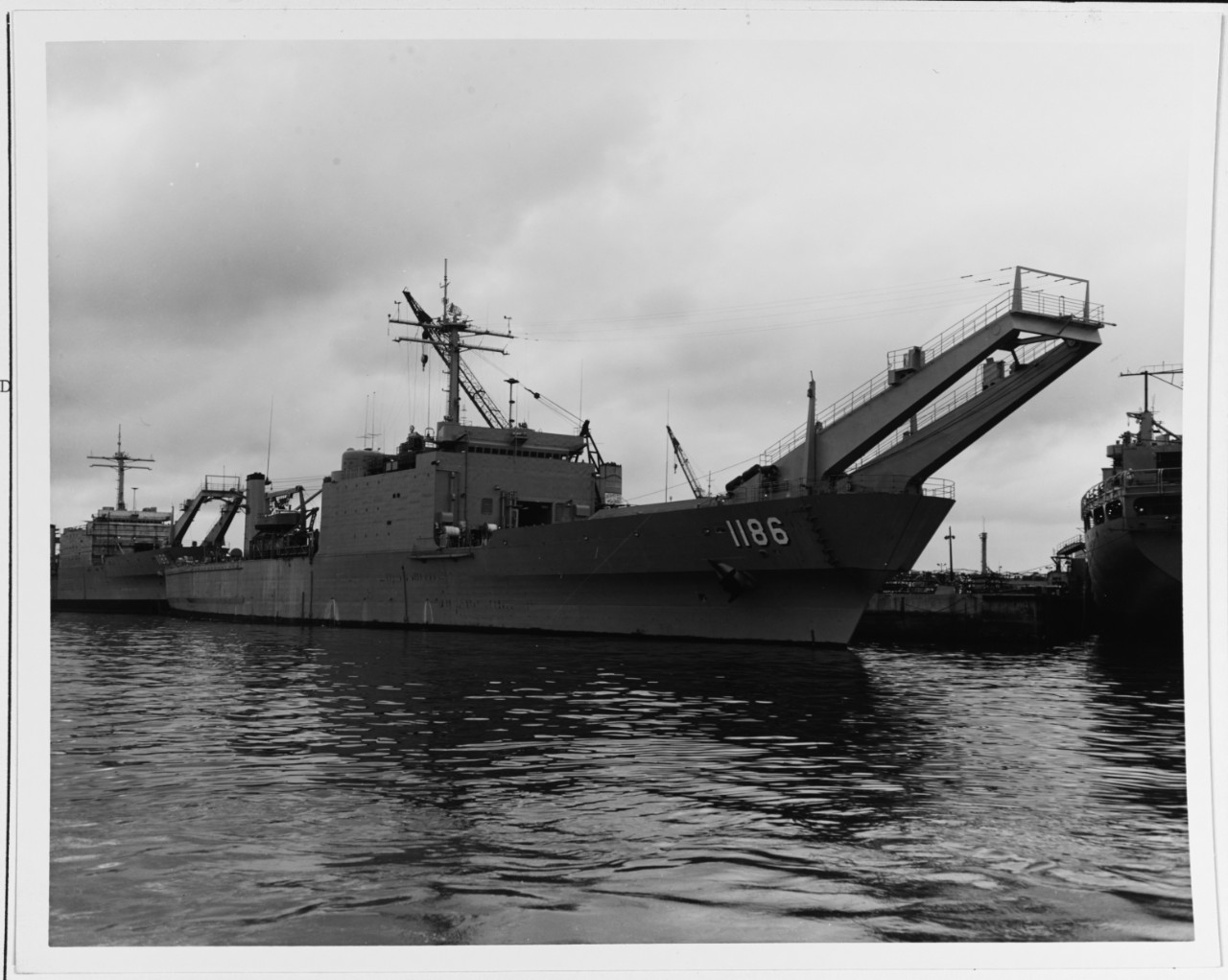 USS CAYUGA (LST-1186)