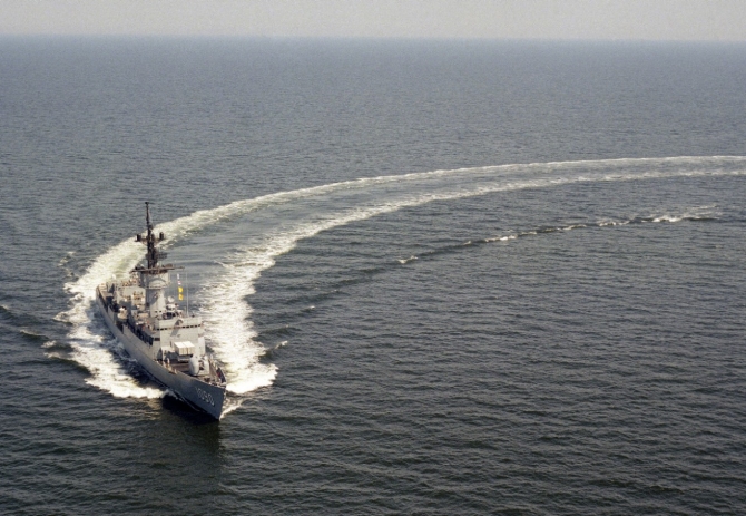 Ainsworth turns sharply to port while making speed in this port bow shot, 1 May 1984. (PH1 Erickson, U.S. Navy Photograph 330-CFD-DN-SC-88-09149, Record Group 330 Records of the Office of the Secretary of Defense, 1921–2008, National Archives and Records Administration)